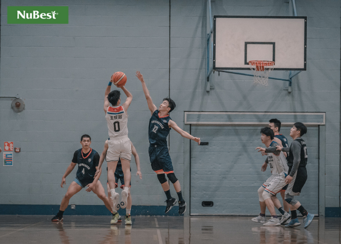 Các động tác bật cao, vươn vai, chạy bộ giúp kéo giãn xương hiệu quả