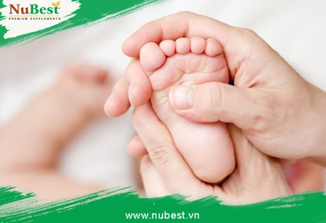 Massage lòng bàn chân là một cách kích thích thần kinh và phát triển xương khớp