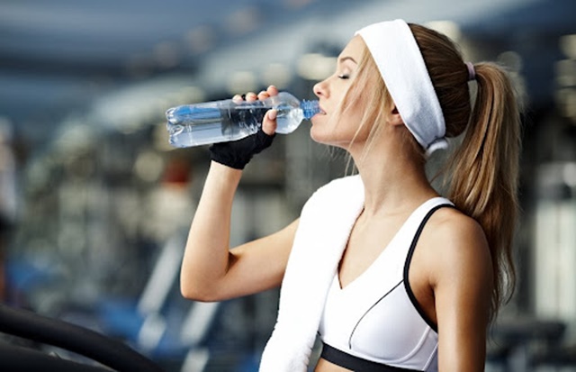 Uống nước đầy đủ để bổ sung năng lượng tập luyện