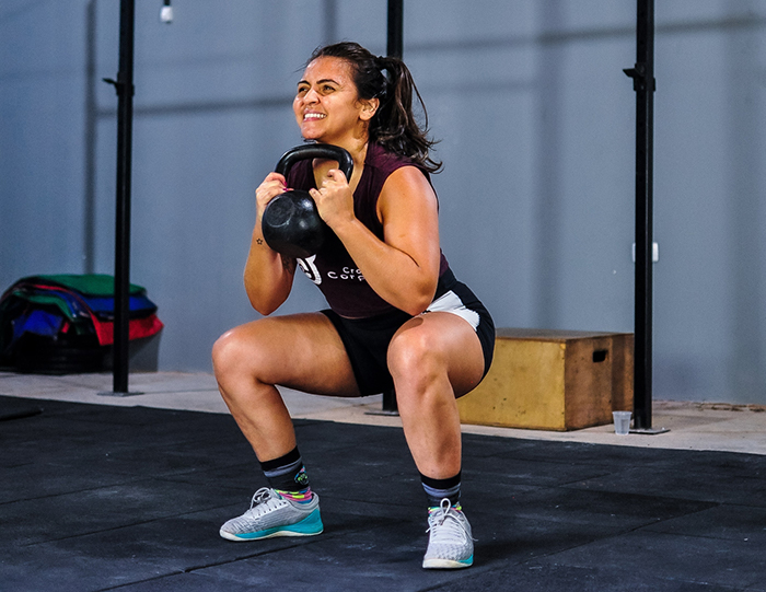 Goblet Squat tạo thử thách cho cơ bụng, cơ mông, gân kheo và bắp tay