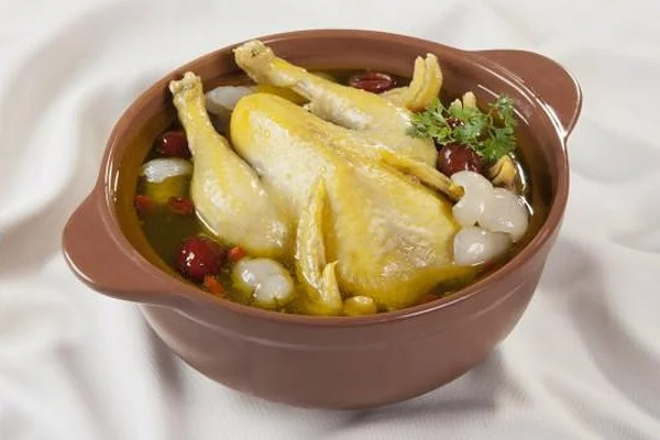 Thịt gà hầm long nhãn giàu dinh dưỡng