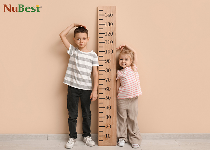Thường xuyên theo dõi chiều cao cân nặng giúp ba mẹ hỗ trợ con phát triển ổn định