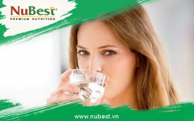 Uống 1.5-2 lít nước mỗi ngày để chống lão hóa da vùng mắt