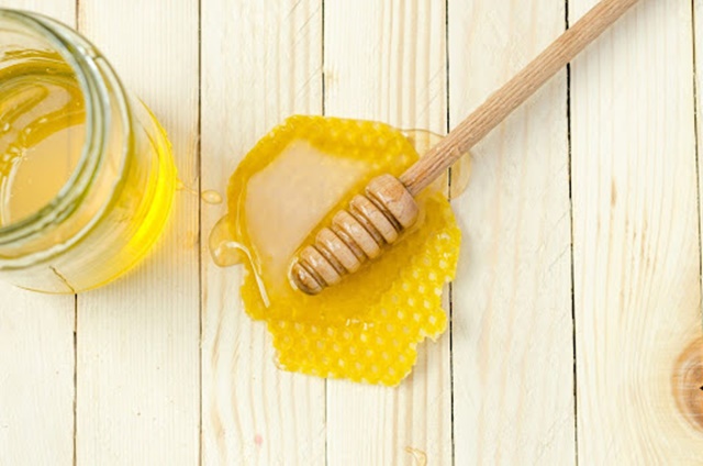 Bạn nên sử dụng mật ong nguyên chất để dưỡng trắng cho da