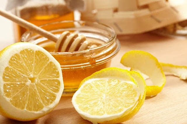 Mật ong và nước cốt chanh vừa giúp dưỡng trắng da vừa là thức uống giảm cân hiệu quả