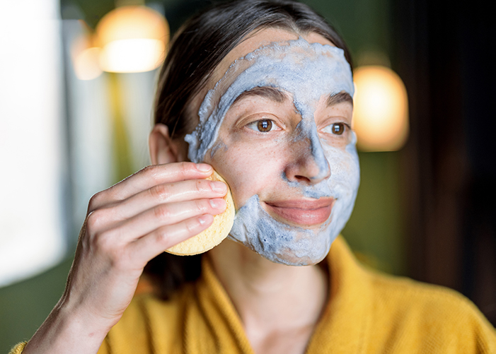 Nên sử dụng bọt biển rửa mặt để làm sạch sâu cho da