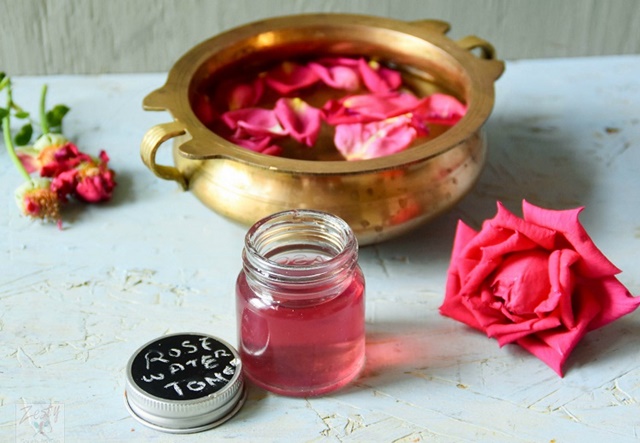 Bạn có thể tự chế các loại toner, tinh dầu hoa hồng ngay tại nhà với các nguyên liệu và dụng cụ đơn giản