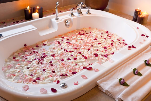 Bạn có thể kết hợp tắm trắng với hoa hồng cùng các loại tinh dầu hoặc nến thơm để thư giãn tinh thần