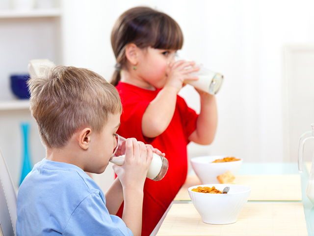 Mỗi ngày nên bổ sung cho con 2 ly sữa