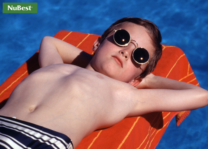 Cho trẻ tắm nắng 20 phút mỗi ngày.