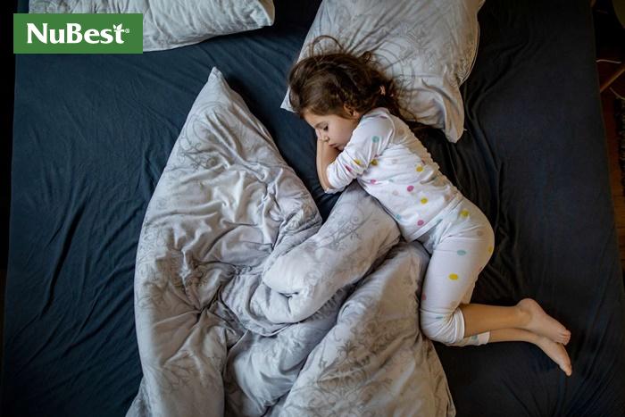 Ngủ sớm và đủ giấc giúp trẻ tăng trưởng chiều cao tốt