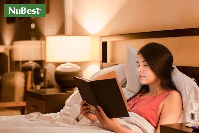 Đọc sách trước khi ngủ là một cách giúp trẻ dễ ngủ hơn