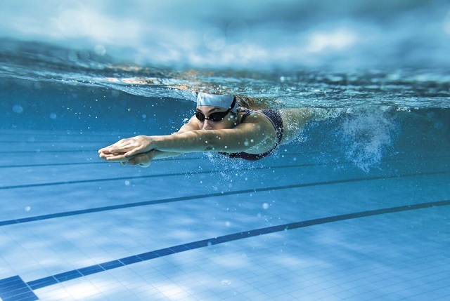 Bơi lội giúp tăng chiều cao thông qua việc kéo dài xương và kích thích nội tiết tố tăng trưởng