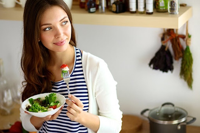 Những bữa ăn nhiều rau xanh, trái cây có thể giúp ích trong việc trị mụn