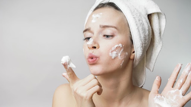 Làm sạch da mặt là bước quan trọng giúp cải thiện tình trạng mụn