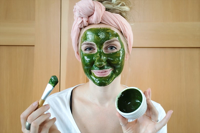 Trà xanh hỗ trợ điều trị mụn gạo hiệu quả