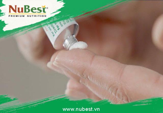 Dùng thuốc bôi ngoài da là cách trị mụn nước được nhiều người áp dụng