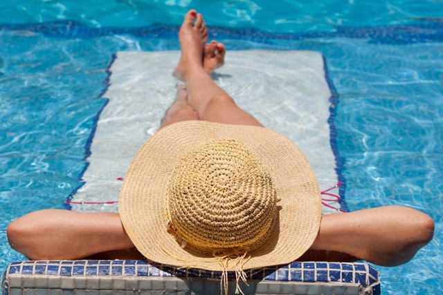 Tắm nắng giúp da tự tổng hợp được vitamin D rất có lợi cho xương