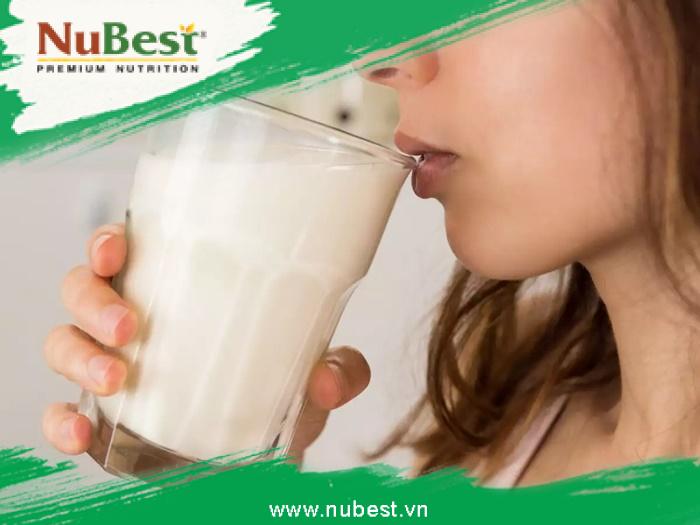 Uống sữa hằng ngày cung cấp dinh dưỡng giúp chiều cao tăng trưởng tốt