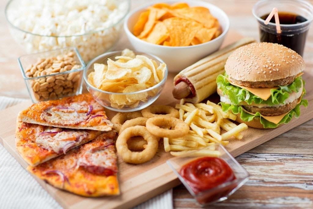 thường xuyên ăn vặt làm cản trở quá trình phát triển chiều cao ở trẻ