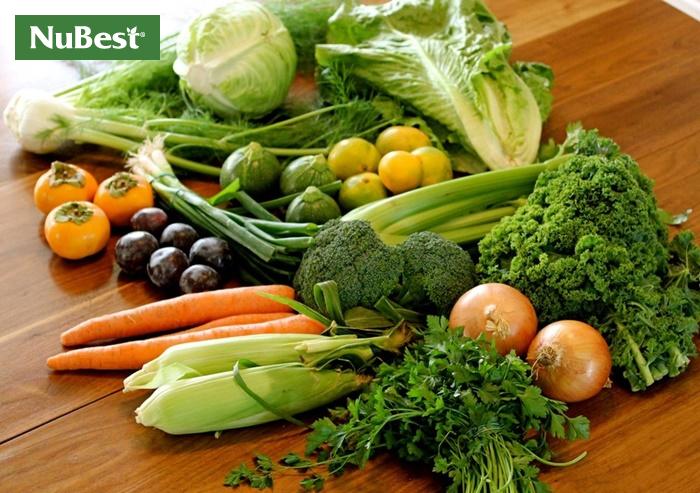 Các loại rau xanh và trái cây tươi bổ sung vitamin và khoáng chất cho cơ thể.