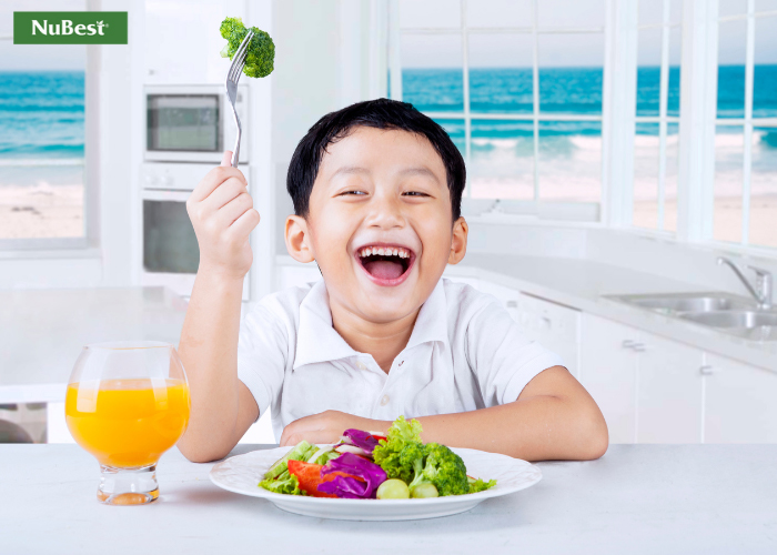 Trẻ cần ăn uống đầy đủ dinh dưỡng ngay từ nhỏ để xương chắc khỏe.