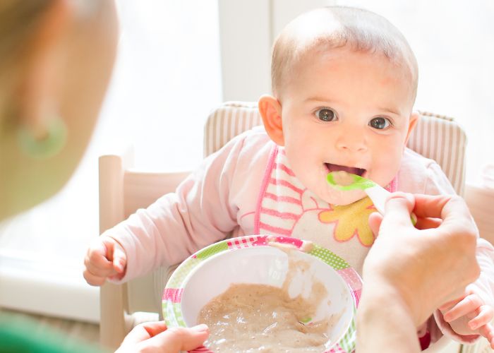 Ở độ tuổi lên 1 răng của trẻ vẫn chưa mọc hoàn thiện, thế nên thức ăn cần được xay nhuyễn, nghiền nát giúp trẻ dễ tiêu hoá 