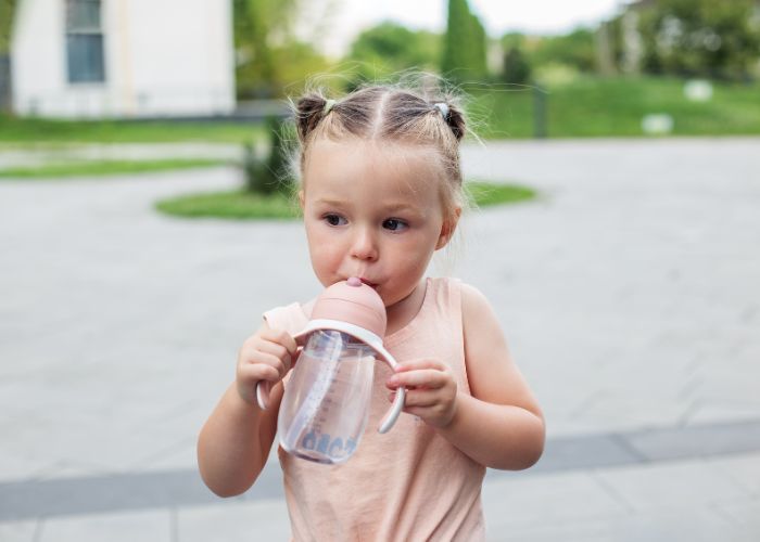 Đảm bảo cung cấp hàm lượng nước phù hợp cho trẻ mỗi ngày ngoài sữa mẹ 