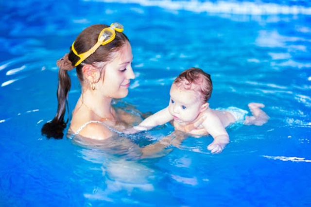 Cho trẻ làm quen với bơi lội để trẻ cứng cáp hơn