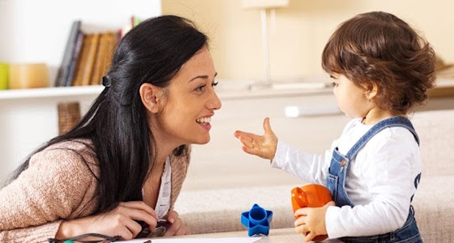 Trẻ 2 tuổi đã có thể giao tiếp đơn giản với cha mẹ