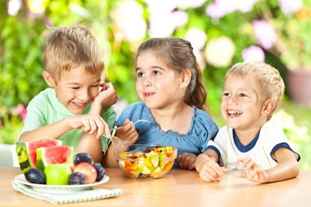 Ăn thêm trái cây giúp trẻ khỏe mạnh, tăng cường hệ miễn dịch