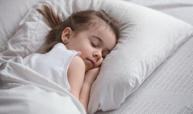 Trẻ đi ngủ đúng giờ, ngủ đủ giấc sẽ có điều kiện tăng trưởng tốt hơn