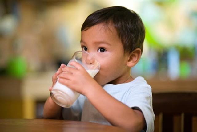Chọn đúng sản phẩm sữa có lượng chất béo phù hợp cho trẻ 3 tuổi