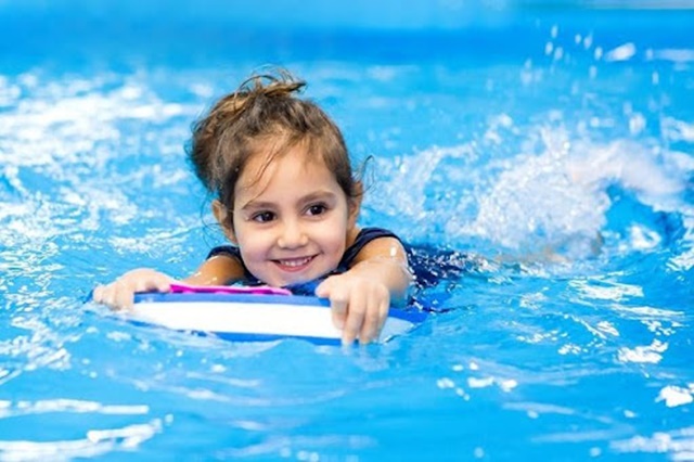 Bơi lội giúp trẻ 5 tuổi phát triển chiều cao tốt