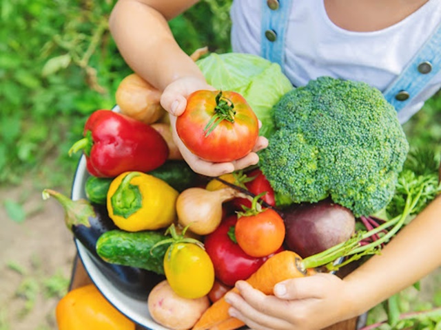 Các loại rau củ quả là thành phần không thể thiếu trong thực đơn tăng chiều cao cho trẻ 7 tuổi