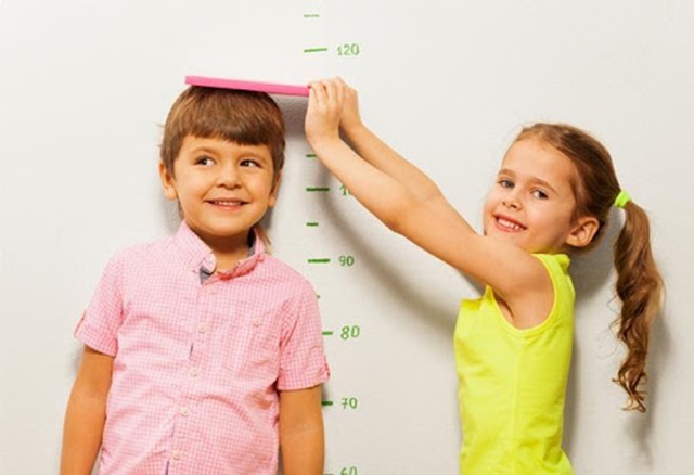 Trẻ 8 tuổi cao từ 126.6cm – 127.3cm là đạt chuẩn