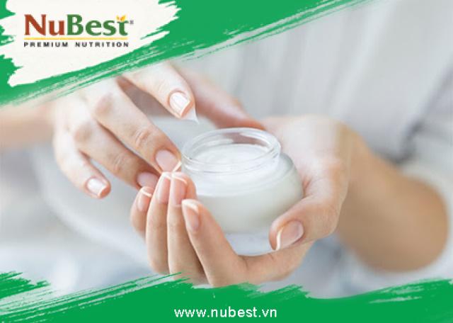 Sử dụng kem dưỡng ẩm đều đặn 2 lần sáng và tối giúp duy trì và cân bằng độ ẩm cho da