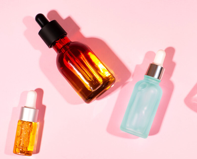 Ở tuổi 25, một số sản phẩm trị mụn có thể khiến da bị tổn thương, kích ứng nặng hơn