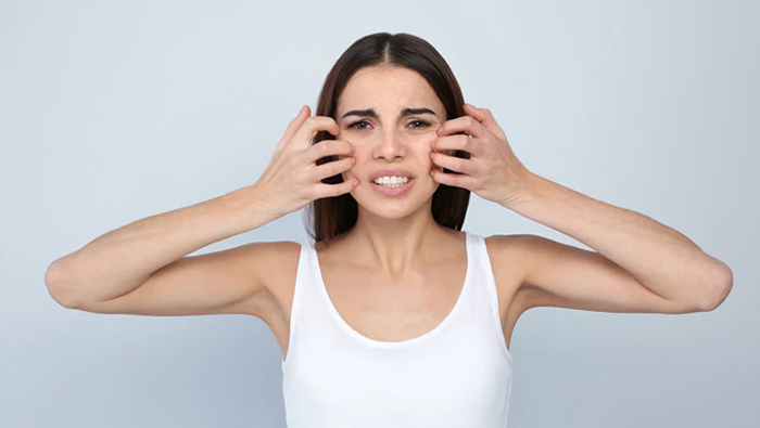 Da mặt bị ngứa ngáy gây ra vô số bất tiện