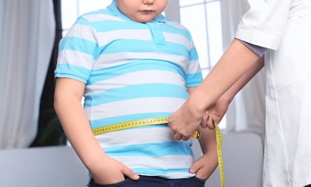 Béo phì lâu năm ở thời thơ ấu có thể khiến chiều cao ngừng phát triển sớm