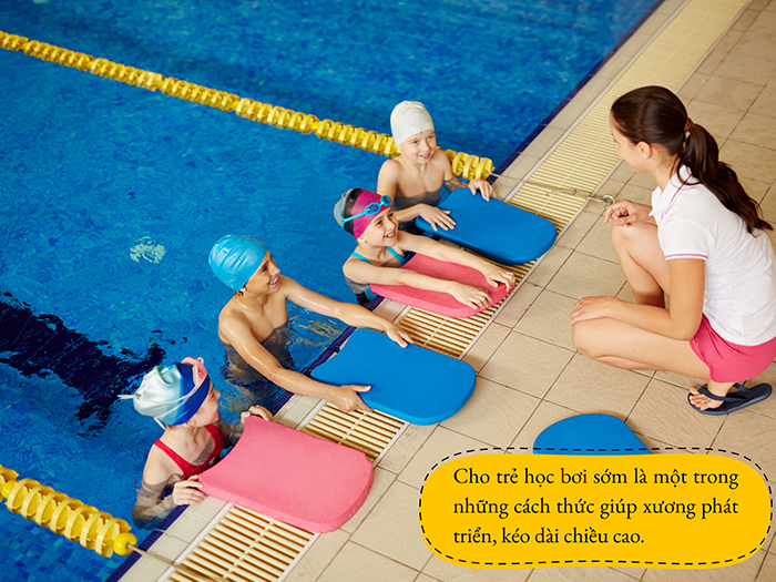 Cho trẻ học bơi sớm là một trong những cách thức giúp xương phát triển, kéo dài chiều cao