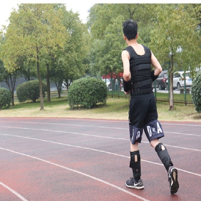 Đi bộ nhanh cùng tạ chân giúp tăng cường sức khỏe đôi chân