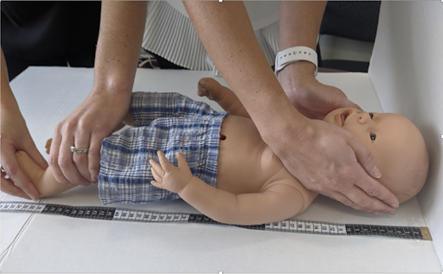 Phương pháp đo chiều cao trên bề mặt nằm ngặt áp dụng cho trẻ sơ sinh
