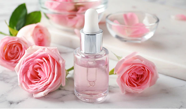 Nước hoa hồng rất nổi bật với khả năng dưỡng ẩm cho da