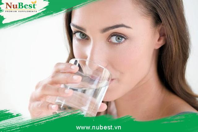 Uống đủ nước là lưu ý quan trọng trong quá trình dưỡng ẩm cho da khô