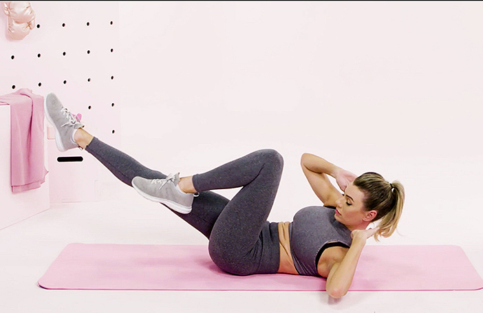 Bài tập gập bụng kết hợp đạp xe tác động đồng thời đến chân, cơ bụng và vai