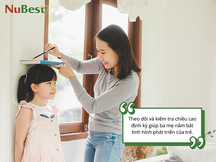 Kiểm tra chiều cao định kỳ giúp ba mẹ theo dõi sự phát triển của trẻ