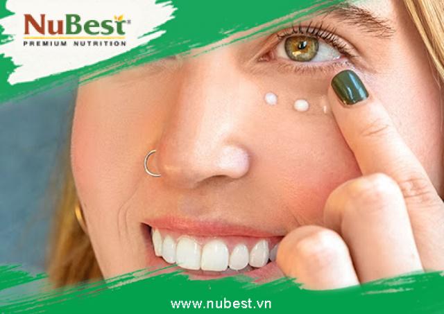 Dùng đầu ngón tay vỗ nhẹ kem lên các vùng da xung quanh mắt giúp các dưỡng chất nhanh chóng thẩm thấu vào da