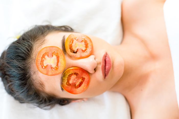 Mặt nạ cà chua + mật ong giúp trị mụn, trắng da nhanh chóng