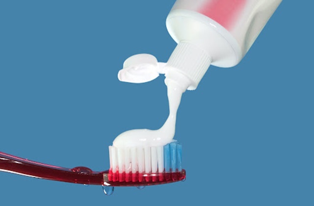 Thành phần trong kem đánh răng có thể hút bã nhờn và tẩy tế bào chết